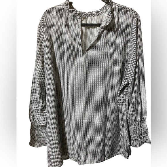 Gorgeous B&W silky blouse! Near Perfect Cond!Nice design details! - Picture 9 of 12